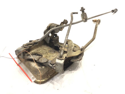 Zámek dveří levý přední Mitsubishi Pajero I (L04_G, L14_G) 1982 - 1991