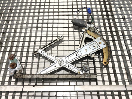 Stahovačka okna pravá přední Subaru Forester (SF_) 1997 - 2002