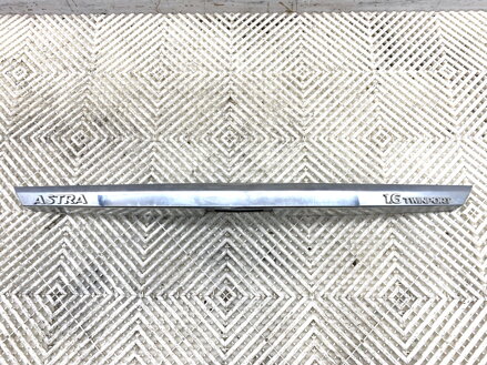 Lišta víka kufru zadní Opel Astra H (A04) 2004 - 2014