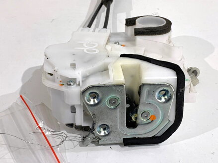 Zámek dveří pravý přední Mitsubishi Mirage / Space Star VI Liftback (A0_A) 2012 - 2022