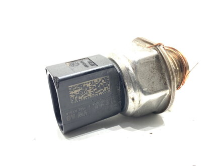 Čidlo tlaku paliva Audi Q8 (4MN) 2018 - 2022 04L906054F