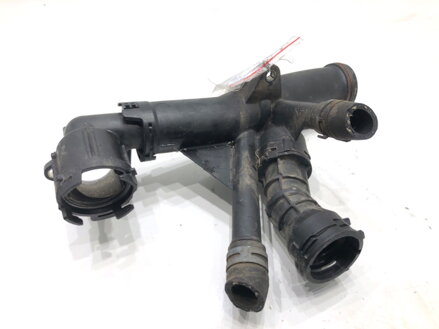 Potrubí vody VW Passat B8 Variant (3G5, CB5) 2014 - 2022 04L121026F