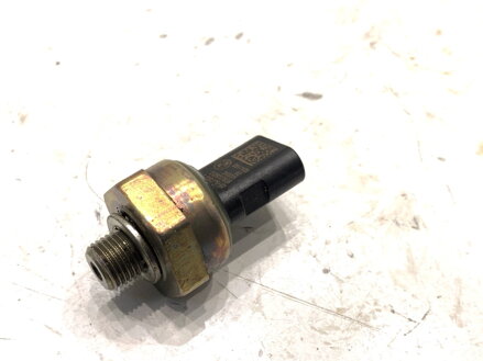 Čidlo tlaku oleje BMW 5 (G30, F90) 2016 - 2022 8647488