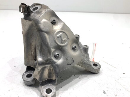 Držák motoru BMW 5 Touring (G31) 2017 - 2022 6870754