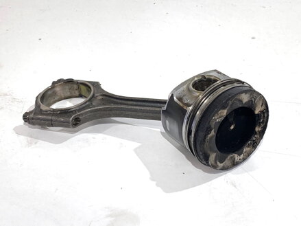 Píst S ojnicí Volvo V40 Liftback (525, 526) 2012 - 2022 82L187