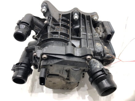 Kryt termostatu BMW 5 Touring (G31) 2017 - 2022 8642560