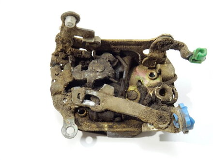 Zámek přední levý Nissan Pick UP (D22) 1997 - 2022