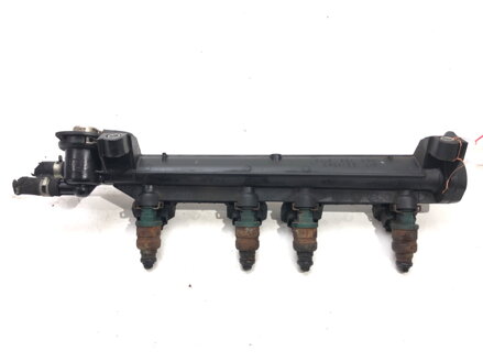 Vstřikovací rampa Seat Leon (1M1) 1999 - 2006 037906031AA