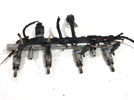 Vstřikovací rampa Audi A3 Limousine (8VS, 8VM) 2013 - 2022 06K133317G
