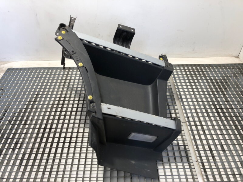 Schod kabiny pravý stupačka Volvo FH II 2012 - 2022 82151654