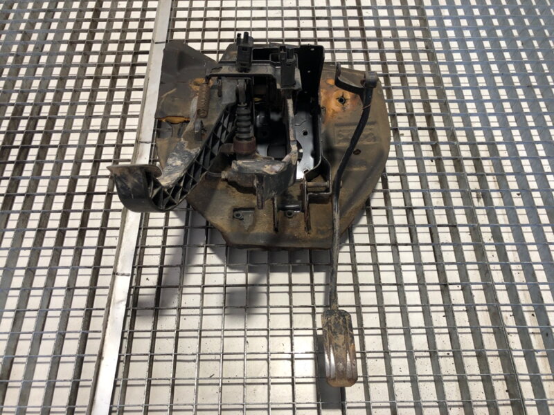 Pedály VW Transporter IV Autobus ( 70B , 70C , 7DB , 7DK , 70J , 70K , 7DC , 7 1990 - 2004