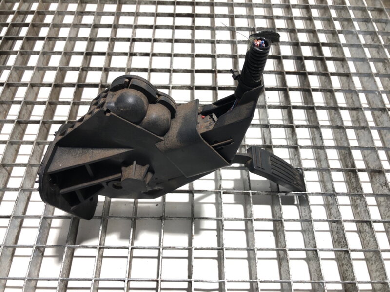 Plynový pedál Ford Transit Autobus (FD_ _, FB_ _, FS_ _, FZ_ _, FC_ _) 2000 - 2006 YC-159F836-BD