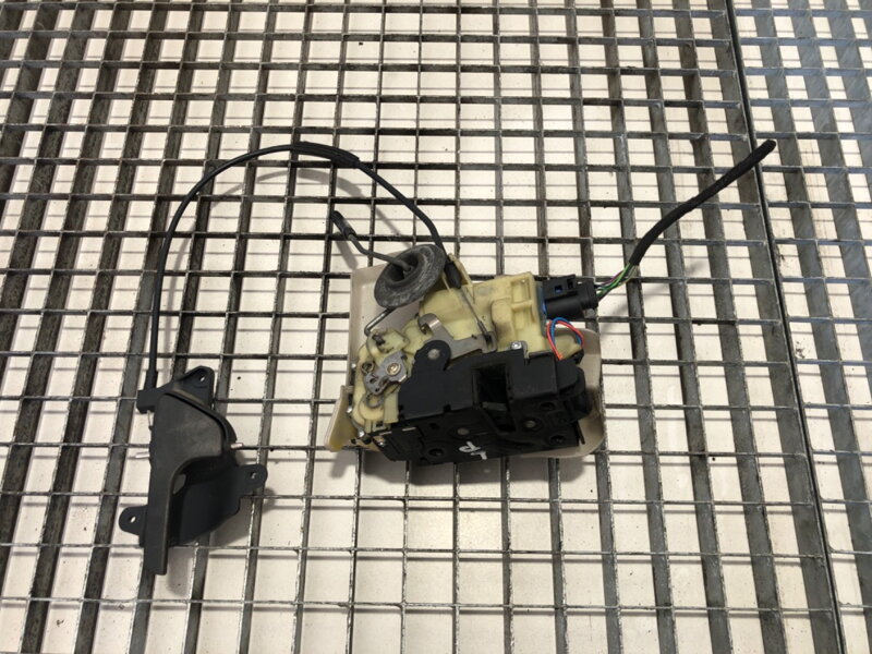 Zámek dveří levý přední VW Transporter V Autobus (7HB, 7HJ, 7EB, 7EJ) 2003 - 2015