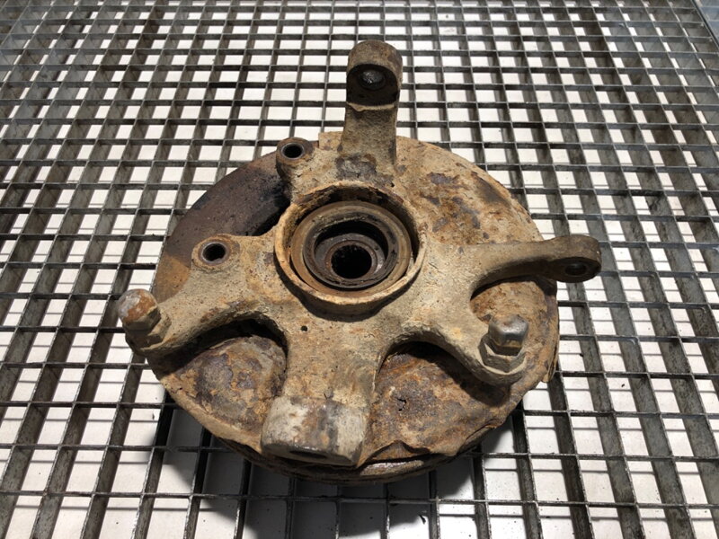 Otoč levá přední Nissan Terrano II (R20) 1992 - 2007