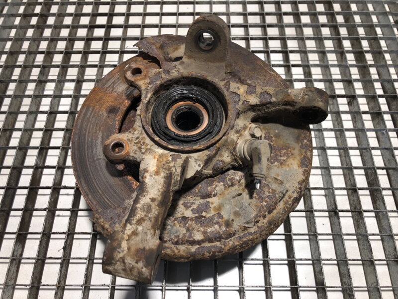 Otoč pravá přední Nissan Pathfinder II (R50) 1995 - 2005