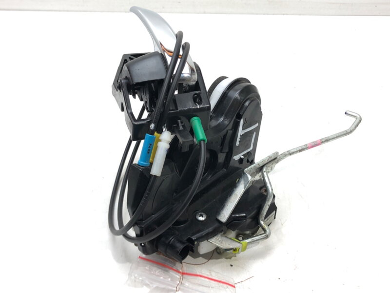 Zámek dveří levý zadní Suzuki Baleno (FW, EW) 2016 - 2022