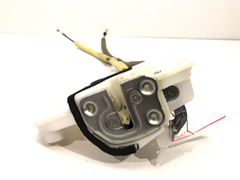 Zámek dveří levý přední Mazda 2 (DL, DJ) 2014 - 2022