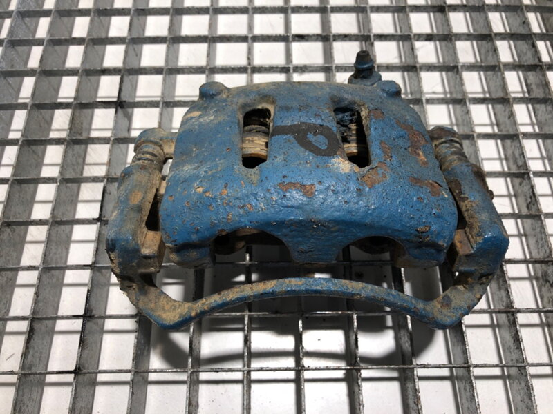 Brzdový třmen pravý přední Nissan Terrano I (WD21) 1986 - 1996