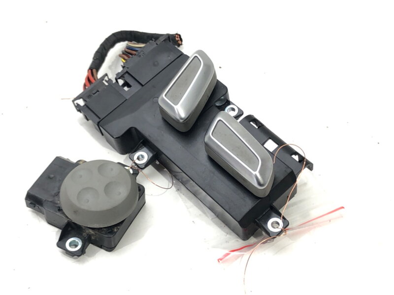 Přepínač sedadla pravý Audi Q3 (8UB, 8UG) 2011 - 2018 8K0959748