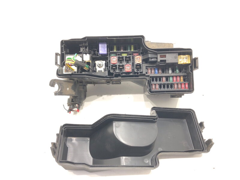 Pojistková skříňka Toyota Aygo (_B4_) 2014 - 2022 821110HY90B