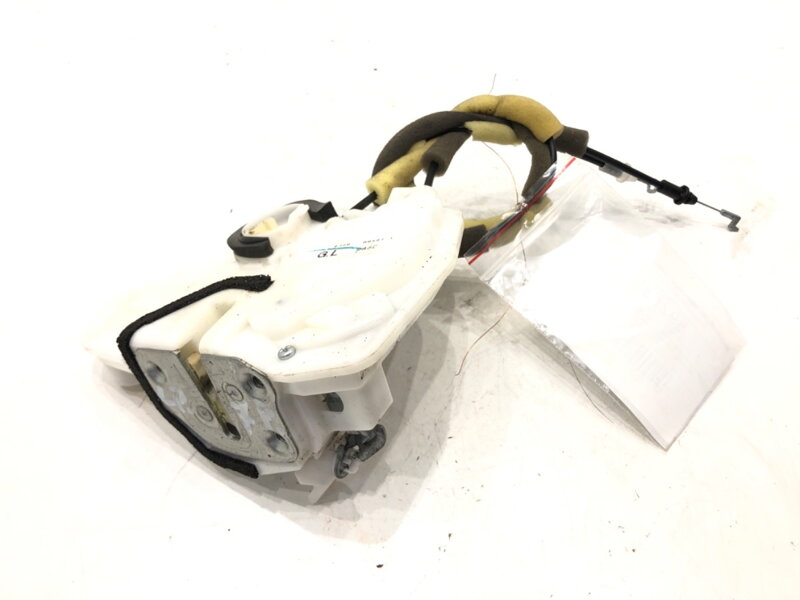 Zámek dveří levý přední Mazda 2 (DL, DJ) 2014 - 2022