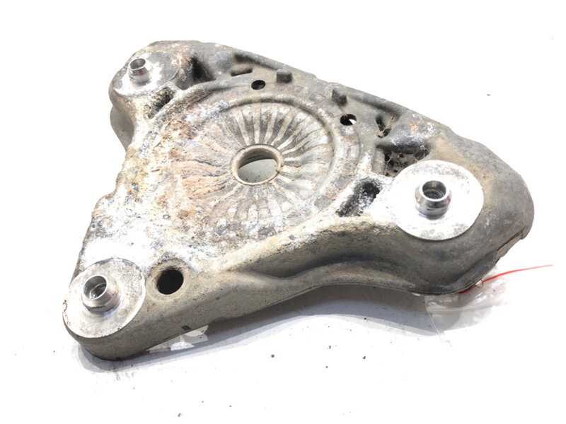 Uchycení tlumiče přední pravé Audi A4 B6 (8E2) 2000 - 2005 8E0412383