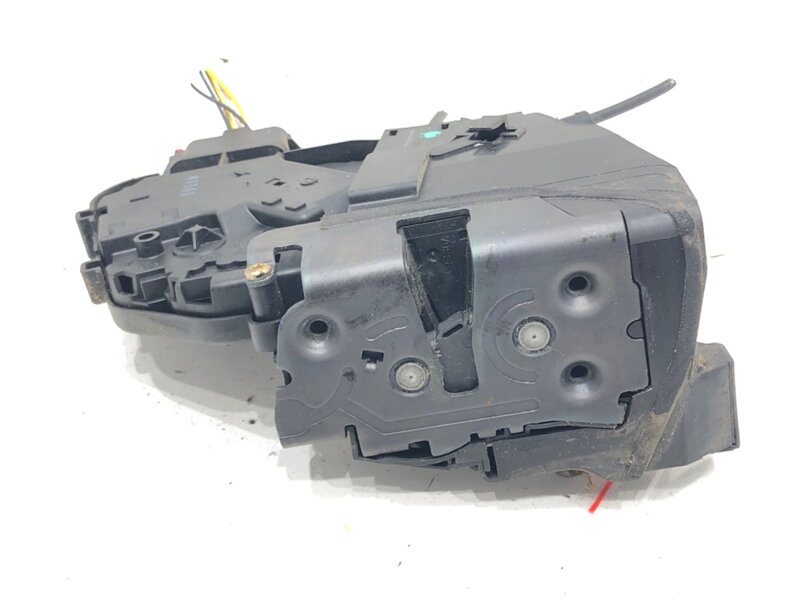 Zámek dveří levý přední Mazda 3 Sedan (BK) 1999 - 2009