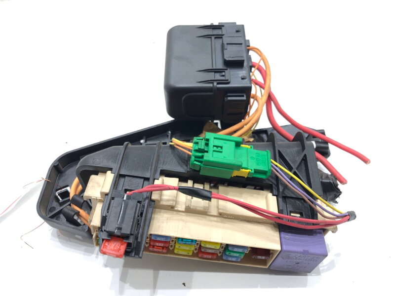 Pojistková skříňka Renault Clio III (BR0/1, CR0/1) 2005 - 2014