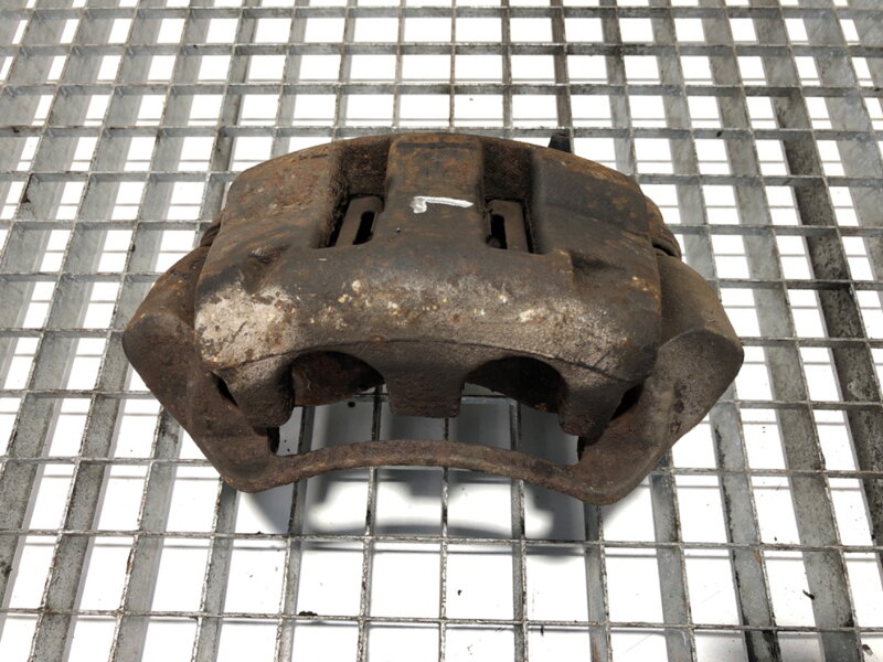 Brzdový třmen levý přední Nissan Interstar Autobus (X70) 2002 - 2022