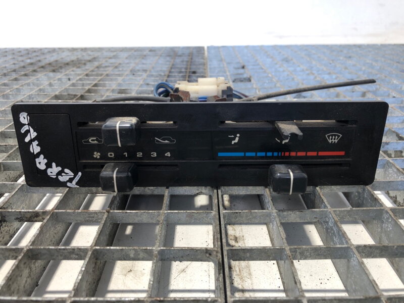 Panel ovládání ventilace Nissan Terrano I (WD21) 1986 - 1996