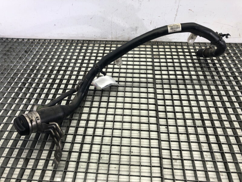 Potrubí nalévacího hrdla paliva BMW 5 (G30, F90) 2016 - 2022 7353911