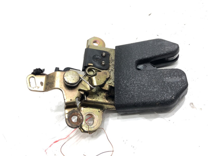 Zámek víka kufru zadní VW Passat B5 . 5 Variant (3B6) 2000 - 2005 3B5827505