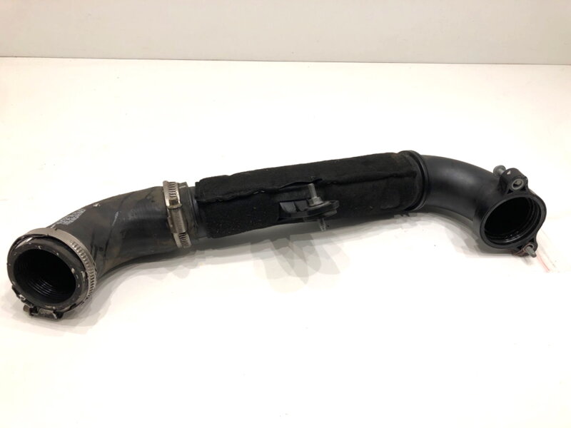 Potrubí turba Audi A4 B8 (8K2) 2007 - 2015 04L145828B