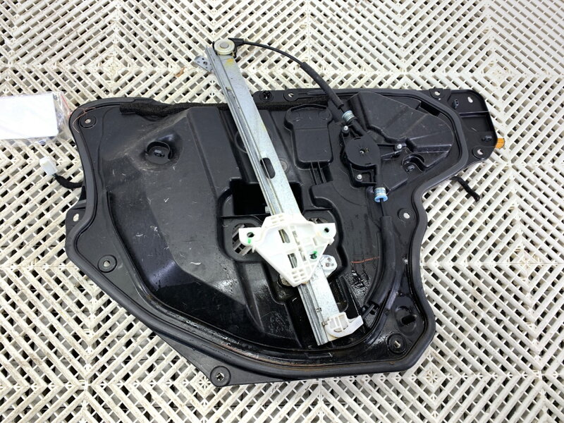 Stahovačka okna pravá přední Mazda 3 (BM, BN) 2013 - 2022