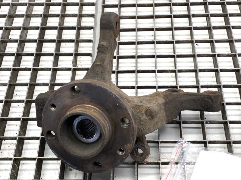 Otoč pravá přední Nissan Micra III (K12) 2002 - 2010