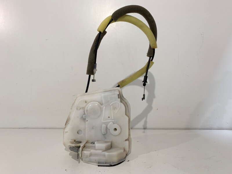 Zámek dveří levý zadní Mazda 2 (DL, DJ) 2014 - 2022