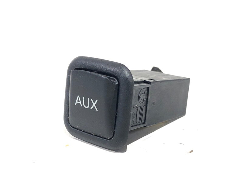 Zásuvka / uložení AUX Seat Exeo (3R2) 2008 - 2013