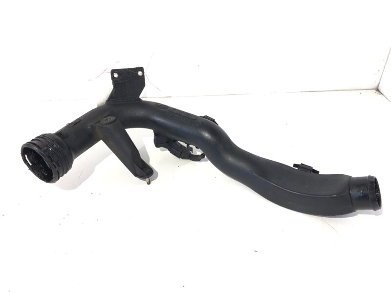 Vzduchové potrubí VW Passat B5 . 5 (3B3) 2000 - 2005 8E0145762