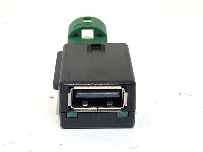 Zásuvka / uložení USB VW Passat B8 Variant (3G5, CB5) 2014 - 2022 5Q0035726