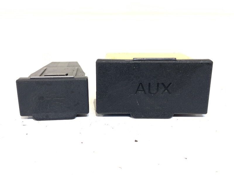 Zásuvka / uložení AUX USB Mitsubishi Lancer Viii (CY_A, CZ_A) 2007 - 2022