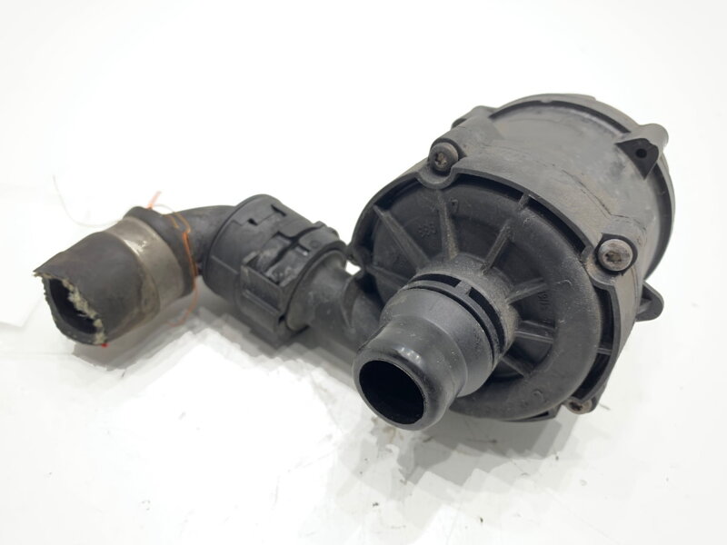 Přídavná vodní pumpa BMW 5 (G30, F90) 2016 - 2022 8638237