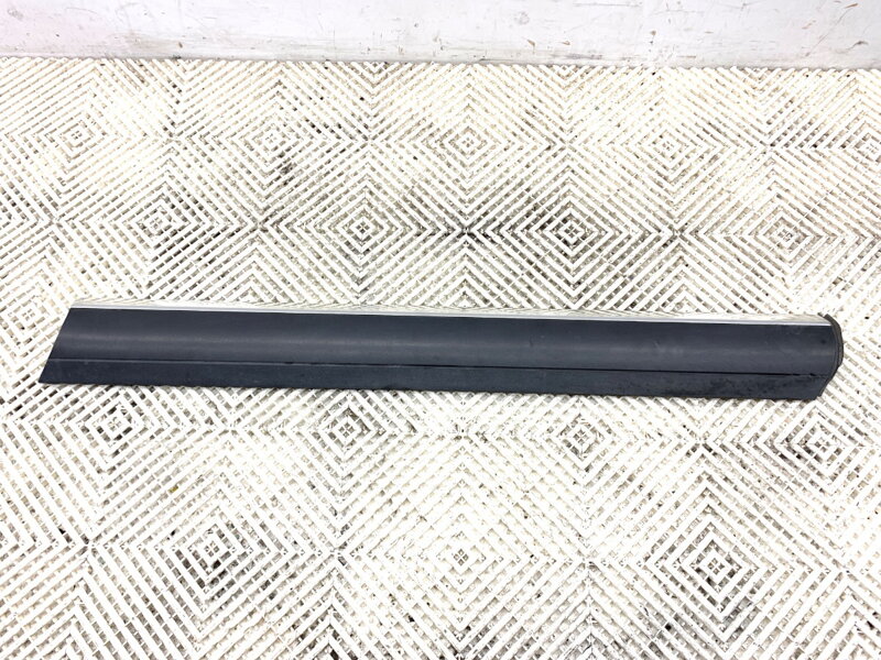 Lišta dveří pravá přední VW Touareg (7LA, 7L6, 7L7) 2002 - 2013 7L6837788