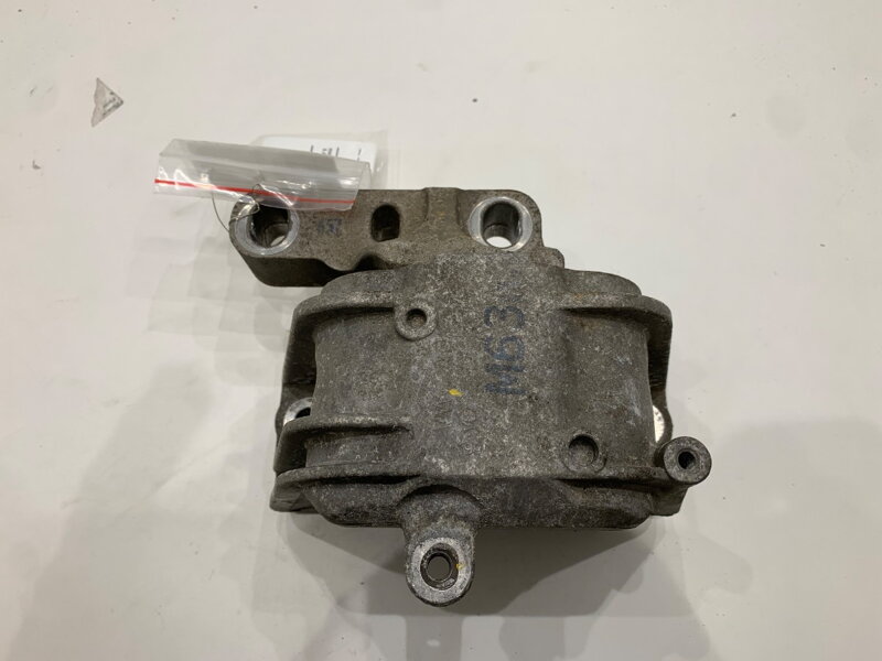 Polštář motoru levý VW Passat B7 Variant (365) 2010 - 2015 1K0199252