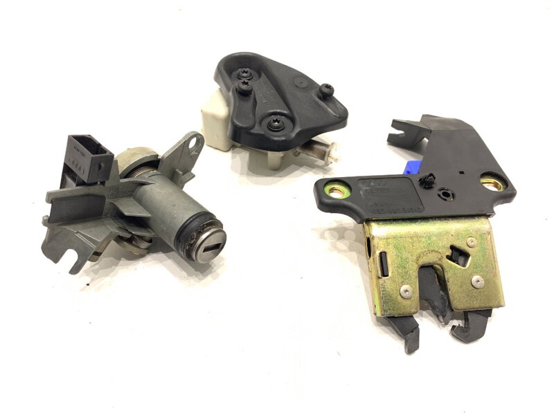 Zámek víka kufru zadní Audi A4 B6 (8E2) 2000 - 2005 7M0959781A