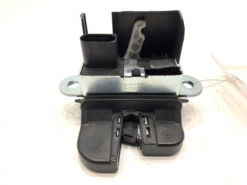 Zámek víka kufru zadní VW Touran (1T3) 2010 - 2015