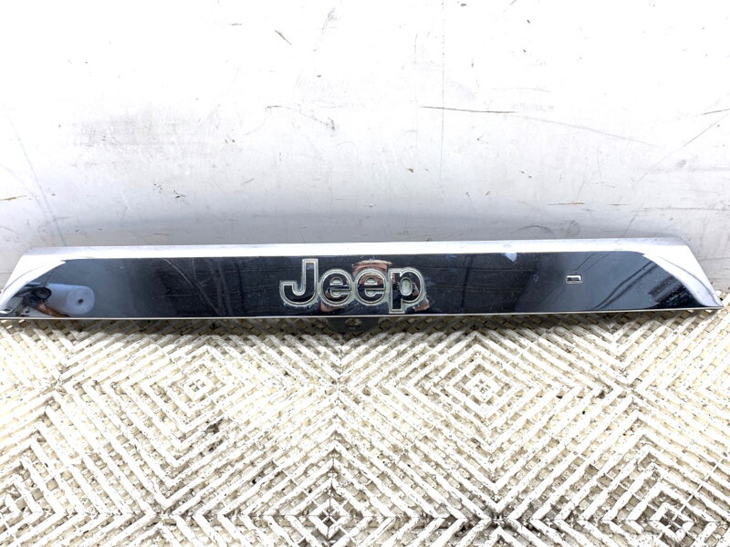Lišta víka kufru zadní Jeep Grand Cherokee IV (WK, WK2) 2010 - 2022