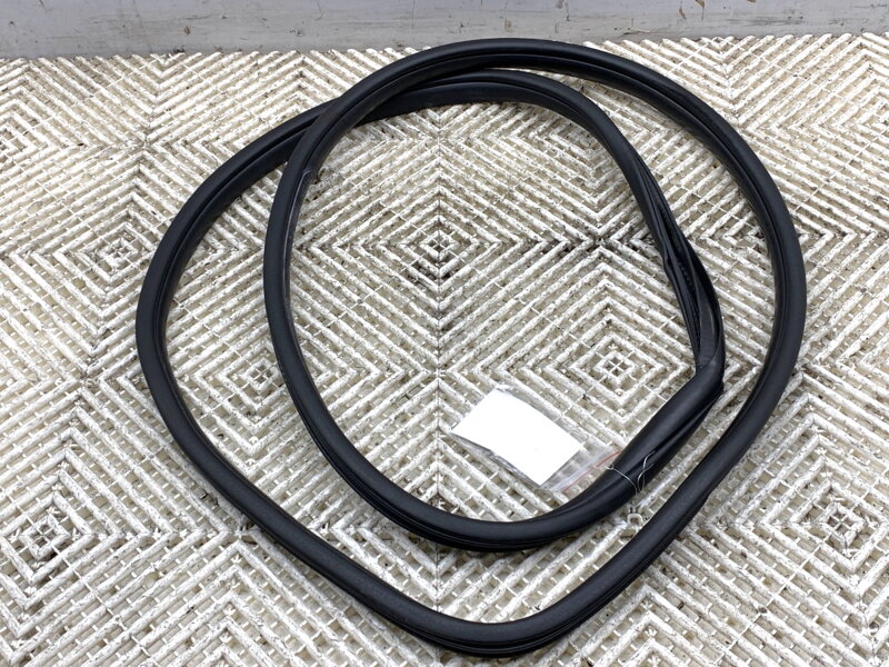 Těsnění dveří přední pravé Jeep Grand Cherokee IV (WK, WK2) 2010 - 2022