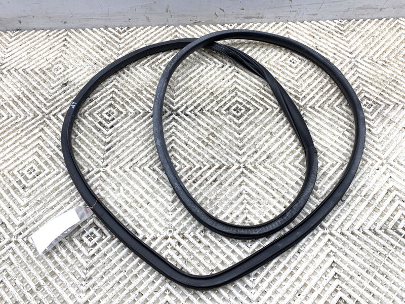 Těsnění dveří přední levé Jeep Grand Cherokee IV (WK, WK2) 2010 - 2022