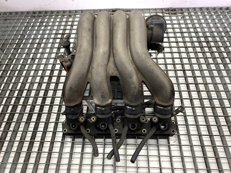 Sací potrubí Audi A4 B6 (8E2) 2000 - 2005 06B133210AJ