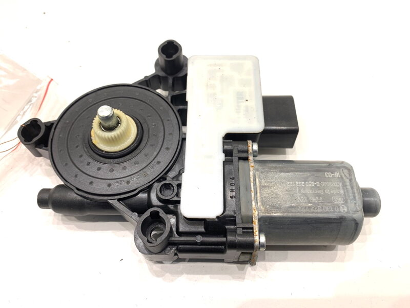 Motorek rolety kufru Audi A4 B9 Avant (8W5, 8WD) 2015 - 2025 8W9863560